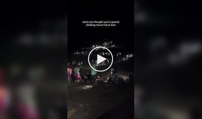 Впечатляющее количество туристов, желающих подняться на гору в Японии