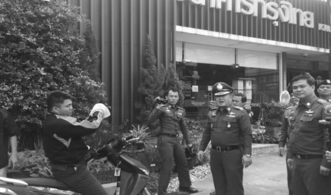 В Таиланде грабитель банка выбросил большую часть украденных денег за ненадобностью (6 фото)