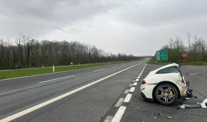 Ferrari flew into a barrier at a speed of 200 km/h (3 photos + 1 video)