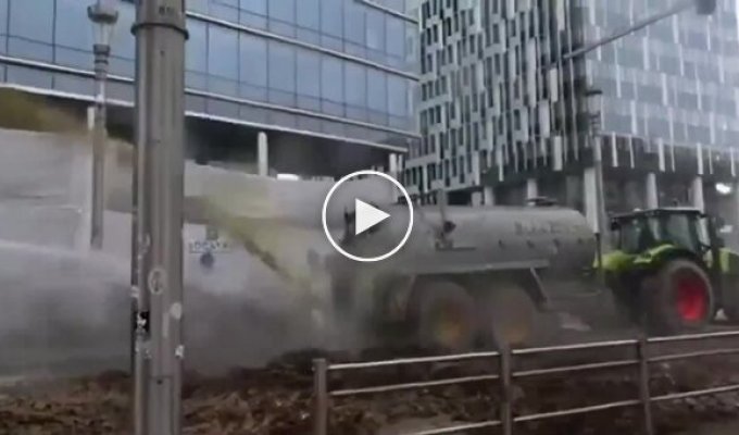 Epic battle between a tractor with feces and a police water cannon