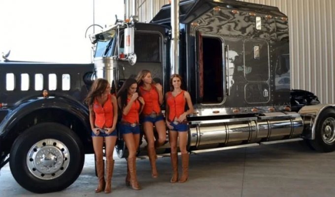 Home Is Where You Park It: Inside the Cozy and Luxurious Living Cabs of American Truckers (19 photos)