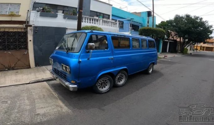 Six-Wheeled Econoline from Mexico (3 photos)