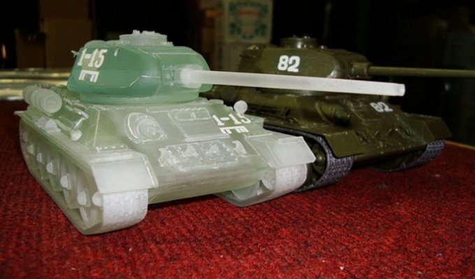 Танк Т-34/85 из стекла в масштабе 1 к 35 (22 фото)