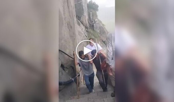 В Индии туристы с деньгами могут не утруждать себя подъемом на гору Гирнар