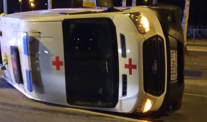 Такси и машина скорой помощи (4 фото + 1 видео)