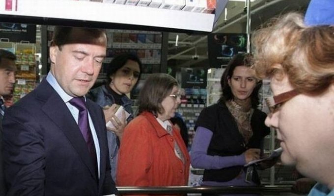 Как Дмитрий Медведев за хлебом ходил (2 фото)