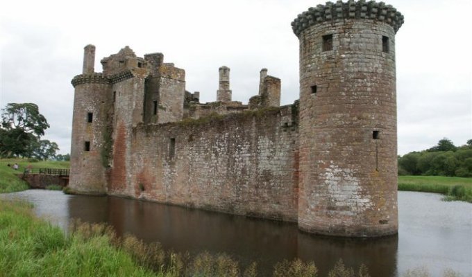 Caerlaverock - Замок в шотландии