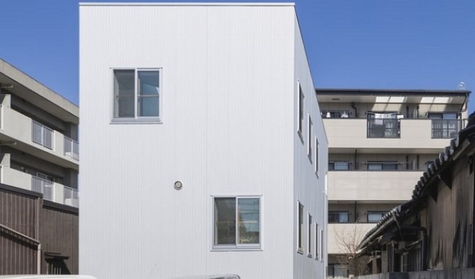 Скромный японский домик оказался удивительным архитектурным творением (10 фото)