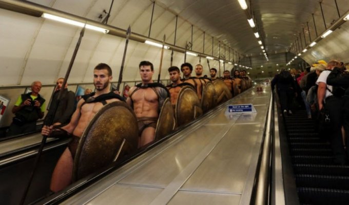 Крутейший флешмоб: 300 спартанцев в метро Лондона (12 фото)
