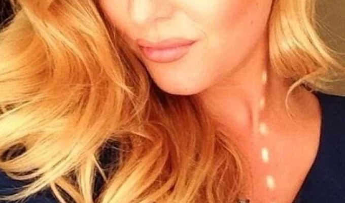 26 of the Sexiest Flight Attendant Selfies from Around the World (26 photos)