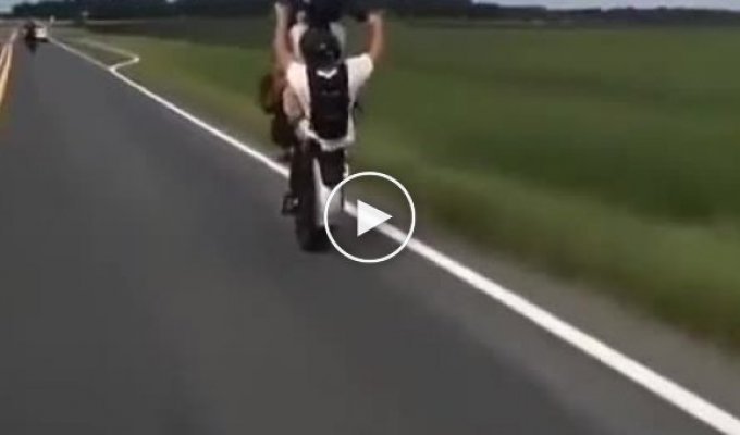 Парень решил попробовать свои силы на мотоцикле