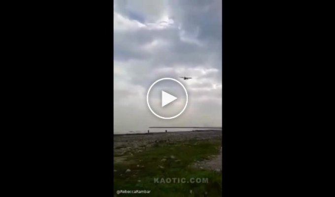 Небольшой иранский самолет и что-то пошло не так с пилотом