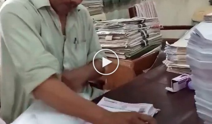 Индийский офисный работник ставит штампы с головокружительной скоростью