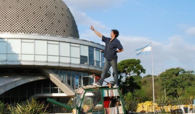 Танк-библиотека в Буэнос-Айресе (10 фото)