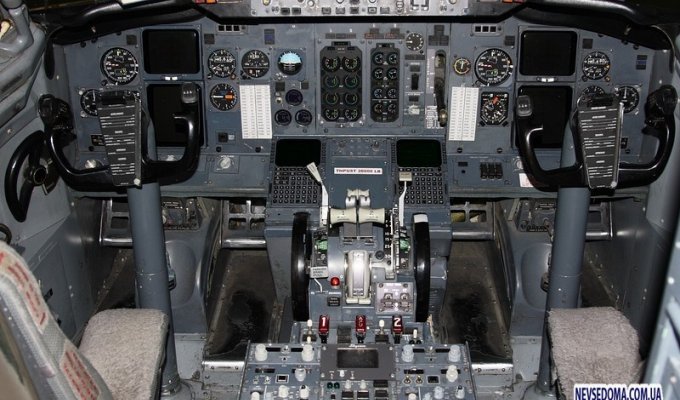 Boeing, the right plane. Boeing 737–500 cockpit overview (28 photos)
