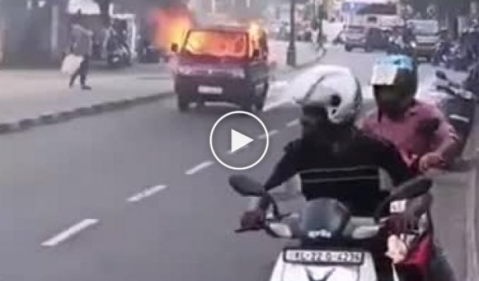Фургон, що горить, продовжив рух індійською вулицею