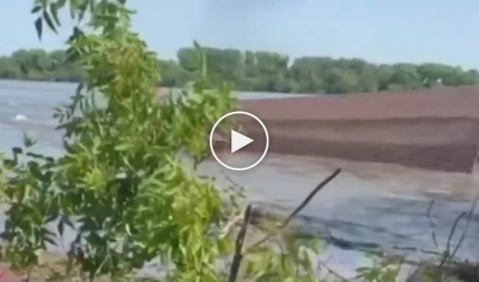 Видео потоков воды из разрушенной Новой Каховской плотины, несущей мусор, лодки и даже целые дома