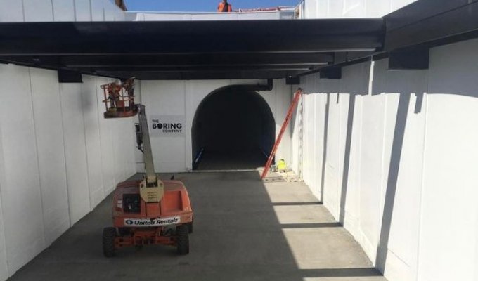 Элон Маск показал разгон электрической платформы в строящемся тоннеле под Лос-Анджелесом (3 фото + 2 видео)