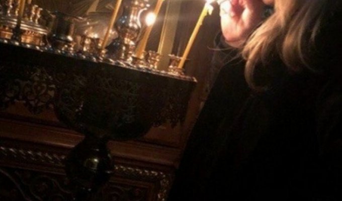 Подростки в Магнитогорске: прикурили сигарету в храме (2 фото)