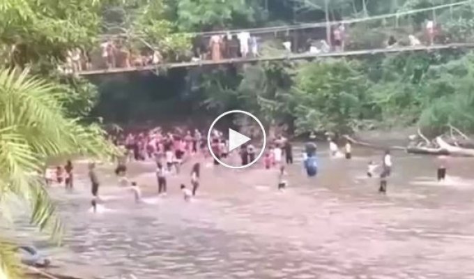 Подвесной мост обрушился во время соревнований по ловле уток в Индонезии
