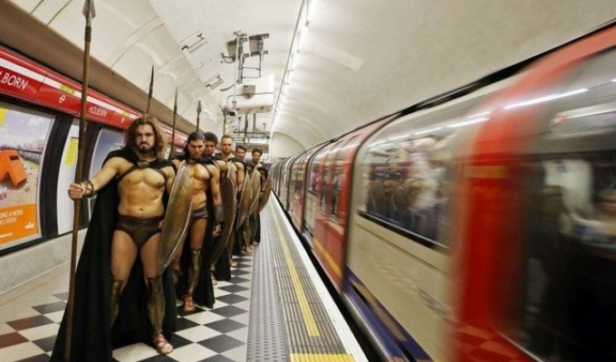 Не пугайтесь, если увидите в метро этих мужчин (10 фото)