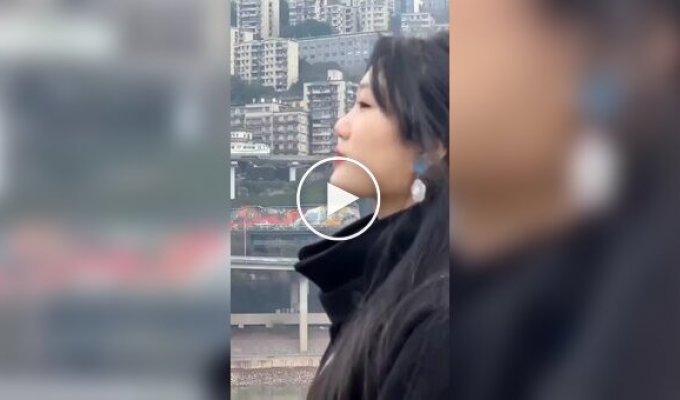 В Чунціні туристи «їдять поїзд»: нова фототрадиція підкорює соцмережі