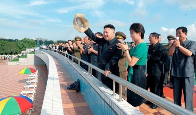 Лидер Северной Кореи Ким Чен Ын и его супруга Ри Соль Ю (19 фото)