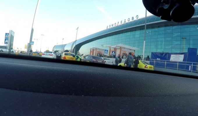 Как работают нелегальные такси в аэропортах Москвы (10 фото + видео)