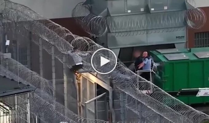Мужчина застрял в колючей проволоке при попытке побега из тюрьмы
