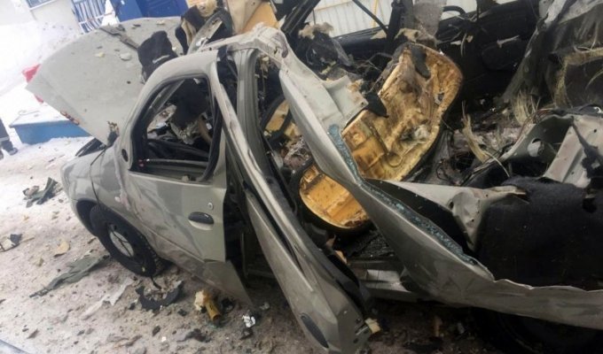 Машину разворотило в клочья: взрыв газового баллона на АЗС в Башкирии (5 фото + 2 видео)