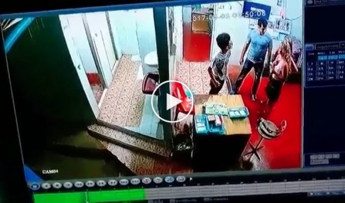 Турист не захотел платить за пользование туалетом 10-летнему кассиру и избил его