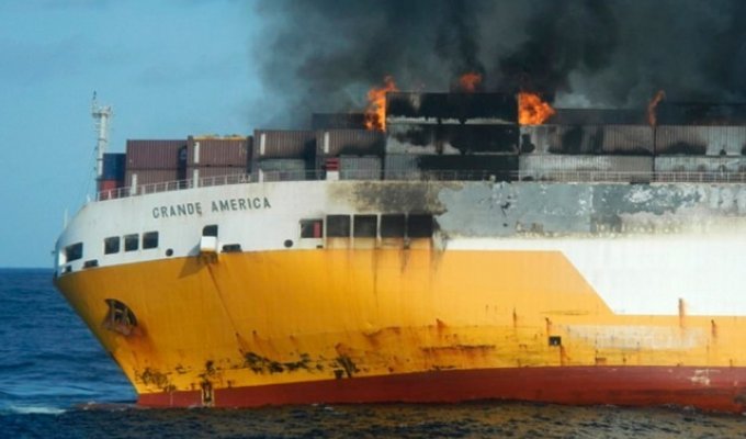 На побережье Франции загорелось и затонуло судно Grande America, перевозившее 2000 автомобилей (15 фото)