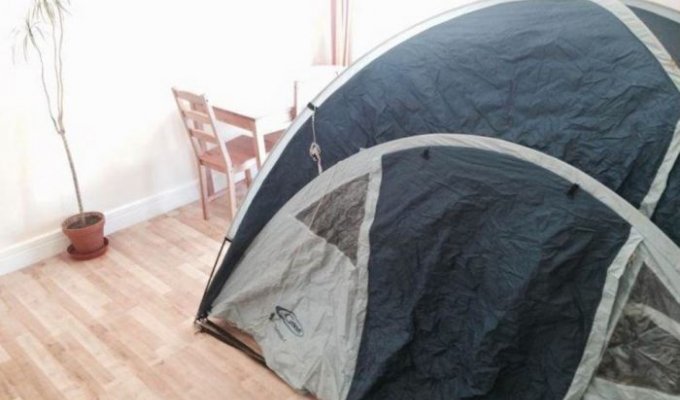 В одном из домов Лондона сдается палатка за 55 000 рублей в месяц (4 фото)