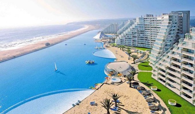 The largest swimming pool in the world (7 photos)