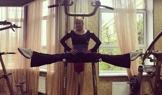 41-летняя балерина Анастасия Волочкова хвастается идеальной растяжкой