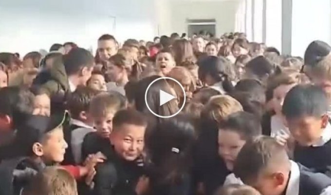 Ужасающая давка в школе в Казахстане попала на видео