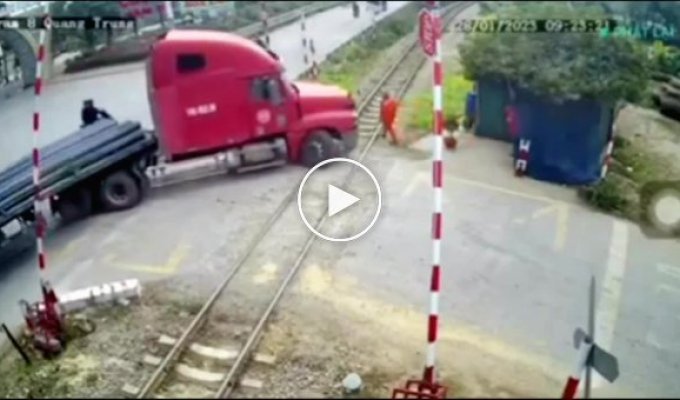Момент столкновения поезда с тягачом во Вьетнаме попал на камеру