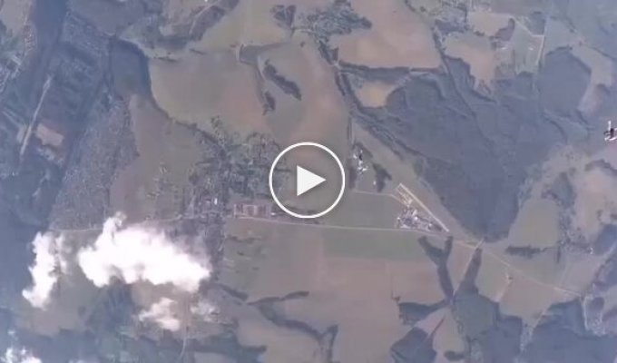 Мужчина потерял сознание во время прыжка с парашютом