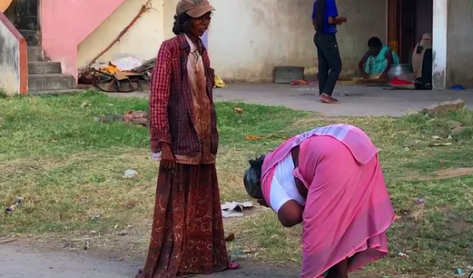 Worshiping a madwoman and eating her leftovers is the custom in India (6 photos + 1 video)