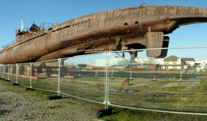 Monument to a submarine (13 photos)