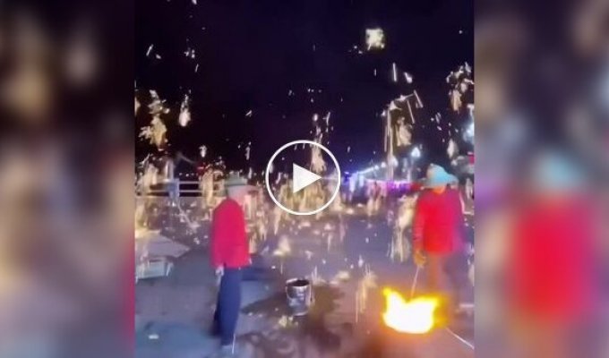 «Железные цветы» — древнее китайское шоу из расплавленного металла