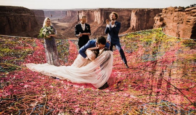 Влюбленные авантюристы сыграли свадьбу над каньоном Моаб (15 фото + 1 видео)
