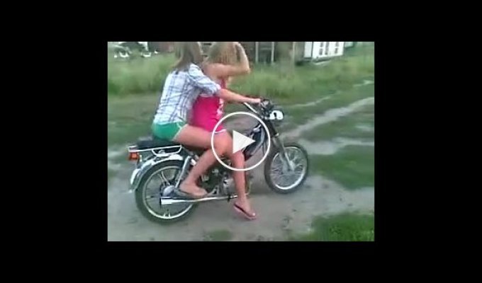 Неудачная поездка двух девушек на мотоцикле