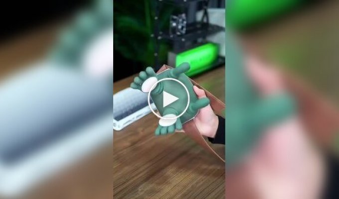 Китайцы сделали массажер для шеи с лапками