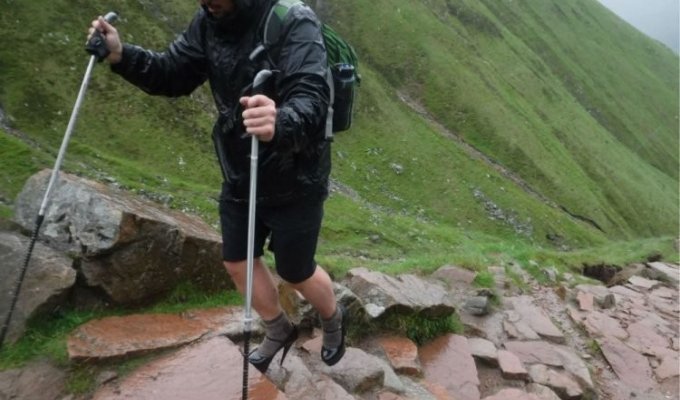 Студент забрался на самую высокую гору Великобритании на 13-см каблуках ради корыстной цели (3 фото + 1 видео)