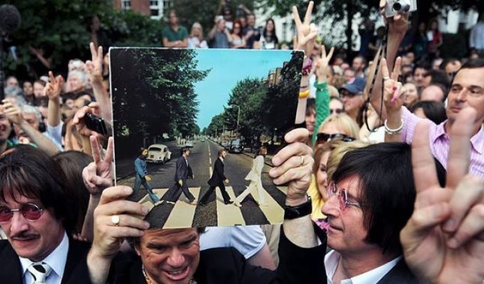 Многочисленные поклонники группы Beatles на пешеходном переходе