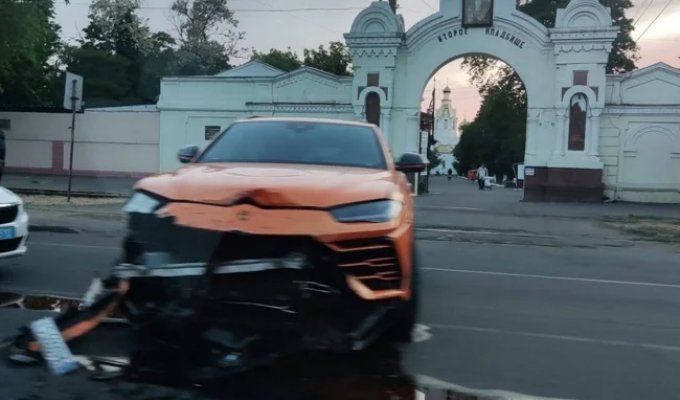 Expensive Lamborghini Urus Crossover Crashed in Odessa (video)