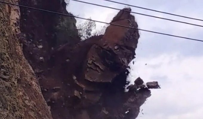 Motorists were lucky to survive a landslide in China (4 photos + 1 video)
