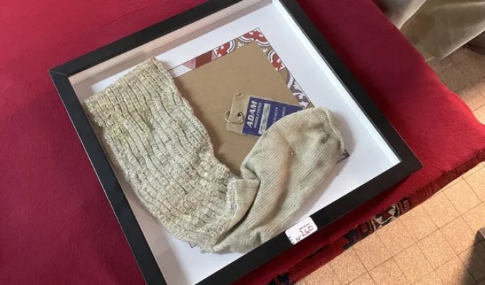 Носок Майкла Джексона продали на аукционе за 6,2 тысячи евро (2 фото + 1 видео)