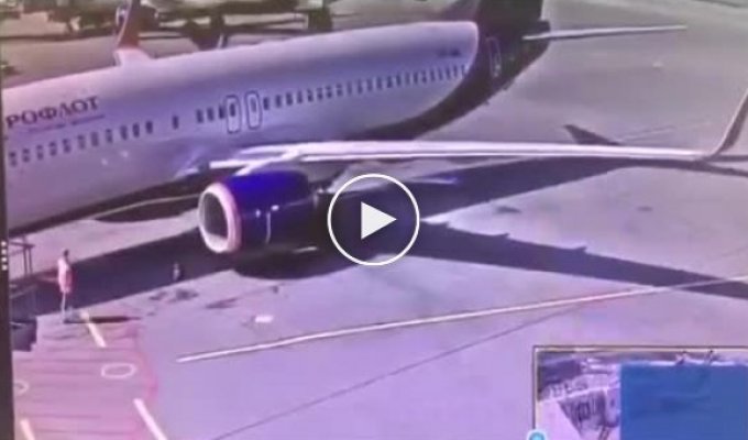 Сотрудник аэропорта Шереметьево ловко забросил сигнальный конус на крыло самолета